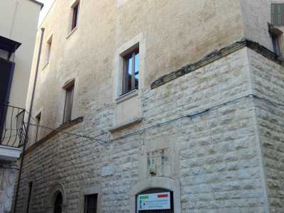 Proseguiamo lungo piazza Del Popolo e incanalandoci a destra lungo via Vito Carlo Perrone ci dirigiamo verso piazzetta La Corte, dove si trova il Palazzo della Regia Corte. Si tratta di un fabbricato medievale pi� volte ristrutturato. Nel Cinquecento ospit� la corte del Capitano della Terra di Modugno (il Capitano rappresentava il potere politico regio, amministrava la giustizia e confermava le elezioni dell'Universit�) e poi magistrati giudiziari durante la dominazione spagnola e degli Sforza. Sulla facciata si scorge la pi� antica testimonianza dello stemma di Modugno, datata 1568. Oggi il suo interno ospita alcune associazioni combattentistiche